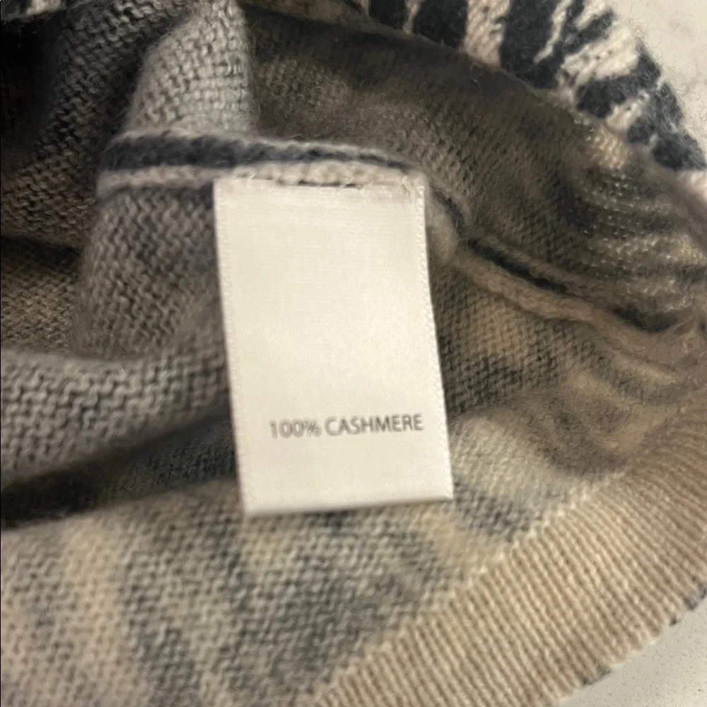 💯% CASHMERE Saks Fifth Avenue v-neck sweater Size M - Picture 3 of 6